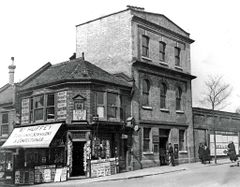 Huffeys-Newsagents-and-the-Old-Post-Office-on-Station-Approach-1928.